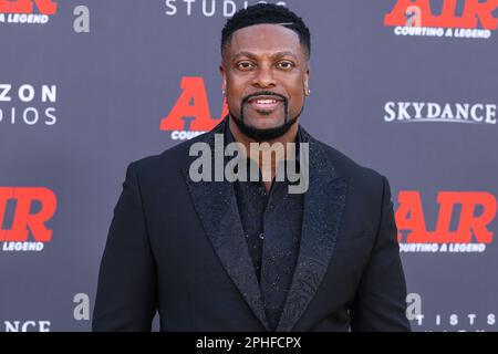 WESTWOOD, LOS ANGELES, KALIFORNIEN, USA - MÄRZ 27: Der amerikanische Stand-up-Komiker und Schauspieler Chris Tucker trifft am 27. März 2023 im Regency Village Theatre in Westwood, Los Angeles, Kalifornien, USA auf der Weltpremiere der Amazon Studios und der „Air“ von Skydance Media ein. (Foto von Xavier Collin/Image Press Agency) Stockfoto