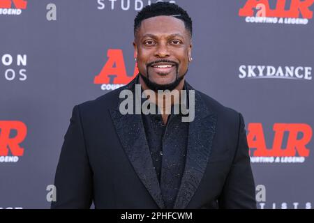 WESTWOOD, LOS ANGELES, KALIFORNIEN, USA - MÄRZ 27: Der amerikanische Stand-up-Komiker und Schauspieler Chris Tucker trifft am 27. März 2023 im Regency Village Theatre in Westwood, Los Angeles, Kalifornien, USA auf der Weltpremiere der Amazon Studios und der „Air“ von Skydance Media ein. (Foto von Xavier Collin/Image Press Agency) Stockfoto