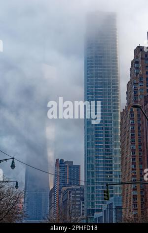 West Street, nach Norden blickend, an einem nebligen Februar-Morgen. Das World Trade Center und andere Gebäude des Finanzviertels sind in den Wolken verloren. Stockfoto