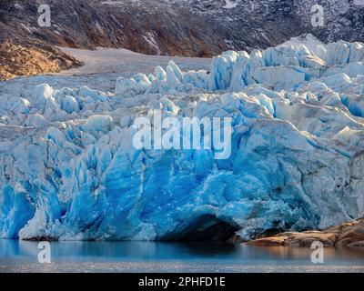 Hahn-Gletscher und seine Gletschermündung. Landschaft im Johan Petersen Fjord, einem Zweig des Sermilik (Sermiligaaq) Icefjords in der Region Ammassalik Stockfoto