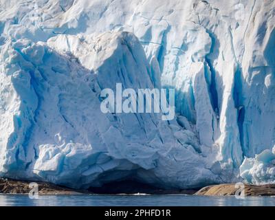 Hahn-Gletscher und seine Gletschermündung. Landschaft im Johan Petersen Fjord, einem Zweig des Sermilik (Sermiligaaq) Icefjords in der Region Ammassalik Stockfoto