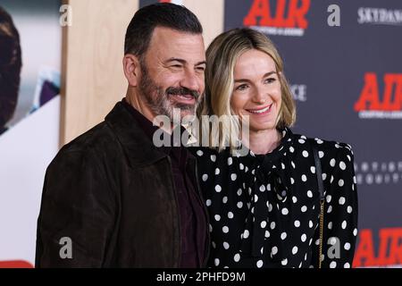 Westwood, Usa. 27. März 2023. WESTWOOD, LOS ANGELES, KALIFORNIEN, USA - MÄRZ 27: Jimmy Kimmel und seine Frau Molly McNearney treffen am 27. März 2023 im Regency Village Theatre in Westwood, Los Angeles, Kalifornien, USA auf der Weltpremiere der Amazon Studios und der „Air“ von Skydance Media ein. (Foto: Xavier Collin/Image Press Agency) Kredit: Image Press Agency/Alamy Live News Stockfoto