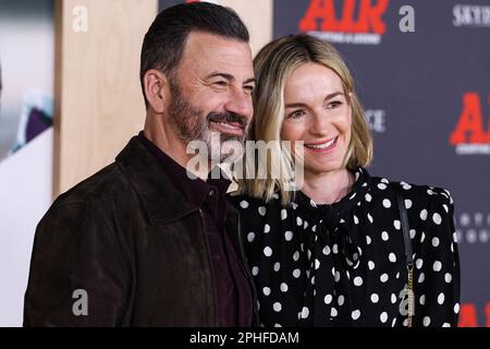 Westwood, Usa. 27. März 2023. WESTWOOD, LOS ANGELES, KALIFORNIEN, USA - MÄRZ 27: Jimmy Kimmel und seine Frau Molly McNearney treffen am 27. März 2023 im Regency Village Theatre in Westwood, Los Angeles, Kalifornien, USA auf der Weltpremiere der Amazon Studios und der „Air“ von Skydance Media ein. (Foto: Xavier Collin/Image Press Agency) Kredit: Image Press Agency/Alamy Live News Stockfoto