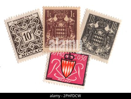 Alte Briefmarken aus Monaco mit Pfefferminz, isoliert auf weißem Hintergrund. Stockfoto