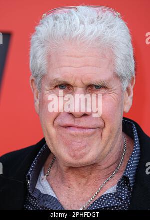 Westwood, Usa. 27. März 2023. WESTWOOD, LOS ANGELES, KALIFORNIEN, USA - MÄRZ 27: Ron Perlman trifft am 27. März 2023 im Regency Village Theatre in Westwood, Los Angeles, Kalifornien, USA auf die Weltpremiere der Amazon Studios und die „Air“ von Skydance Media ein. (Foto: Xavier Collin/Image Press Agency) Kredit: Image Press Agency/Alamy Live News Stockfoto