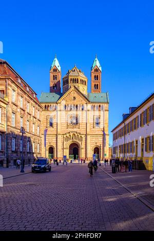 Speyer, Rheinland-Pfalz, Deutschland, Europa, die kaiserliche Kathedrale von Speyer am östlichen Ende der Maximilian-Straße, auch als Speyer-Kathedrale bezeichnet. Stockfoto