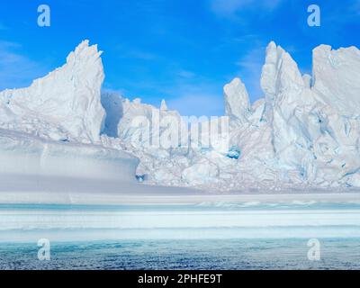 Eisberg im Fjord. Landschaft im Johan Petersen Fjord, einem Zweig des Sermilik (Sermiligaaq) Icefjords in der Region Ammassalik im Osten von Greenlan Stockfoto