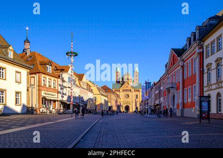 Speyer, Rheinland-Pfalz, Deutschland, Europa, die kaiserliche Kathedrale von Speyer am östlichen Ende der Maximilian-Straße, auch als Speyer-Kathedrale bezeichnet. Stockfoto