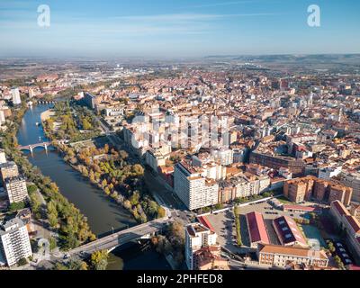 Blick aus der Vogelperspektive auf die Stadt Valladolid. Blick auf den Fluss Pisuerga und die Juan de Austria Brücke. Auf der rechten Seite befindet sich das Stadtzentrum von Valladolid. Stockfoto