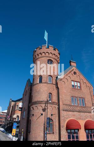 UMEA, SCHWEDEN - MÄRZ 26 2023: Das wunderschöne alte Gebäude neben dem Kino. Ein sonniger Wintertag. Vasterbotten County. Stockfoto