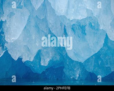 Eisberg im Fjord mit Schmelzstruktur. Landschaft im Johan-Petersen-Fjord, einem Zweig des Sermilik (Sermiligaaq) Icefjords im Ammassalik-Reg Stockfoto