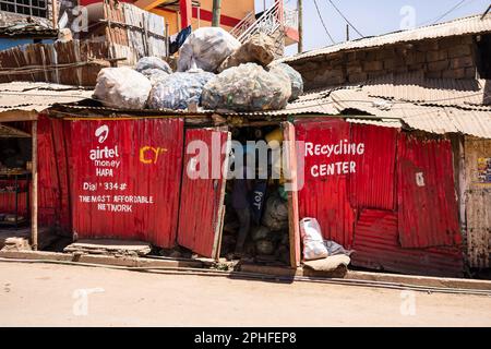 Recycling-Center für Kunststoffe in Kibera Slum, Nairobi, Kenia. Kibera ist der größte Slum Afrikas und einer der größten der Welt. Dort leben schätzungsweise 1 Millionen Menschen, die in extremer Armut leben. Eine große Mehrheit der Menschen hat keinen Zugang zu Grundversorgung und medizinischer Versorgung: Nur etwa 20 % der Kibera verfügen über Elektrizität, und das Wasser, das seine Hütten erreicht, ist nicht sauber und verursacht Typhus und Cholera. In den meisten Kibera gibt es keine Toiletten. Die Arbeitslosenquoten sind hoch, und die meisten Menschen können sich keine Bildung für ihre Kinder leisten. (Foto von Simone Boccaccio/SO Stockfoto