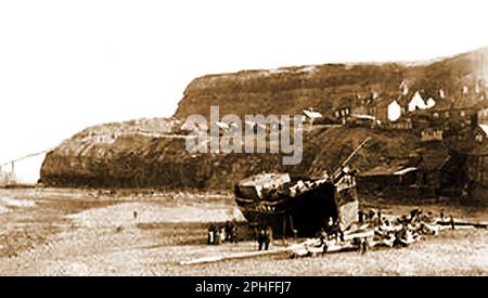 Das Wrack of the Dmitry (auch Dimitry & Dimitry genannt) aus Narva, jetzt Estland, auf Grund von Tate Hill Beach, Whitby, Yorkshire, Großbritannien im Jahr 1885. Der Autor Bram Stoker benutzte den Vorfall, der das Schiff als Demeter aus Varna verwandelte, was den Vampir Graf Dracula in seinem berühmten Roman nach Großbritannien brachte. In der Mythologie ist Demeter die olympische Göttin der Landwirtschaft, der Geburt, der Fruchtbarkeit der Erde und hat enge Verbindungen zur Unterwelt Stockfoto