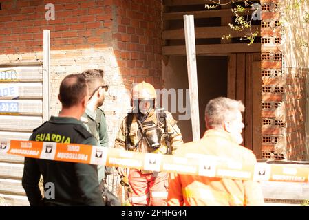 Cangas, Pontevedra, Spanien. märz 28. 2023. Notfallteams bereiten sich auf die zweite Intervention vor. Polizei und guardia Civil. Kredit: Xan Gasalla/Alamy Live News. Stockfoto