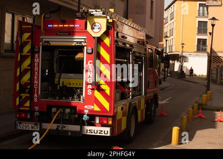 Cangas, Pontevedra, Spanien. märz 28. 2023. Das erste Fahrzeug, das am Tatort eintraf, war die Cangas-Notfallgruppe. Kredit: Xan Gasalla/Alamy Live News. Stockfoto