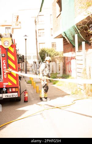 Cangas, Pontevedra, Spanien. märz 28. 2023. Notfallteams bereiten sich auf die zweite Intervention vor. Polizei und guardia Civil. Kredit: Xan Gasalla/Alamy Live News. Stockfoto