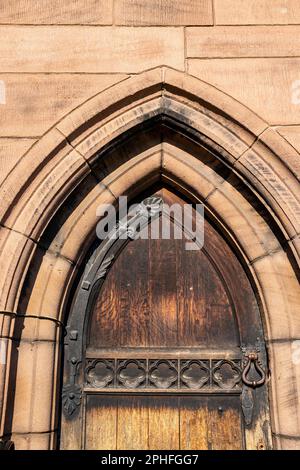 Detail Kirchentür und Steinbogen UK Stockfoto