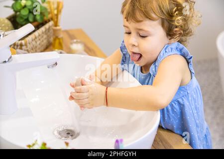 Das Kind wäscht seine Hände mit Seife. Selektiver Fokus. Kleiner. Stockfoto