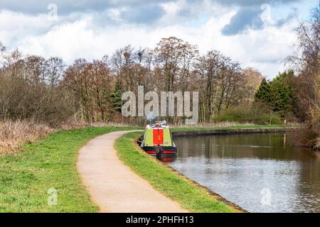 Schmales Boot am Trent und Mersey Kanal in Cheshire, Großbritannien Stockfoto