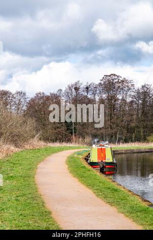 Schmales Boot am Trent und Mersey Kanal in Cheshire, Großbritannien Stockfoto