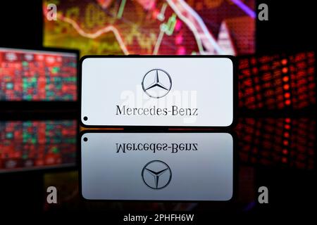 Die Aktien von Mercedes Benz fielen an der Börse. Finanzkrise und Misserfolg der Mercedes-Benz-Firma. Stockfoto