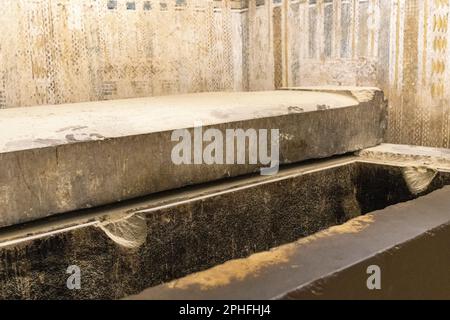 Ein leerer Grabsarkophag in der unterirdischen Grabkammer von Unas bei der Pyramide von Djoser in der Sakkara-Nekropolis in Gizeh, Ägypten Stockfoto