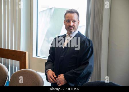 Anwalt Der Anwaltskanzlei Hoecker, Vertreter Von Kardianl Woelki ...