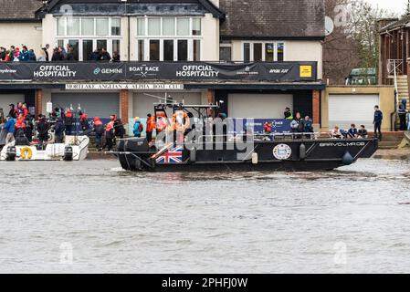 Bravo Lima GB Schiff in Chiswick, London, Großbritannien, für das University Boat Race 2023. Das erste speziell gebaute kommerzielle Landungsfahrzeug auf der Themse Stockfoto