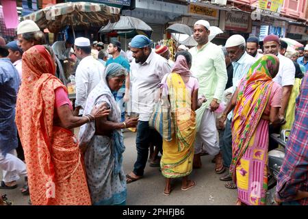 Kalkutta, Indien. 24. März 2023. 24. März 2023 in Kalkutta, Indien Beggars säumen die Stufen der Nakhoda Masjid Moschee nach den ersten Freitagsgeeten des heiligen Monats Ramadan. (Foto: Dipa Chakraborty/Pacific Press/Sipa USA) Guthaben: SIPA USA/Alamy Live News Stockfoto