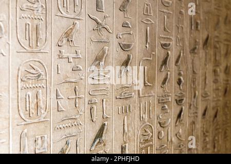 Authentische Hieroglypheninschriften in einer unterirdischen Grabkammer in der Unas-Pyramide in der Sakkara-Nekropolis in Gizeh, Ägypten Stockfoto