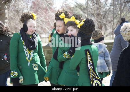 Saint Patrick's Irish Day Parade im Park Slope-Viertel in Brooklyn, New York. Mädchen von einer irischen Tanzschule warten auf den marsch und treten bei der Parade auf. Stockfoto