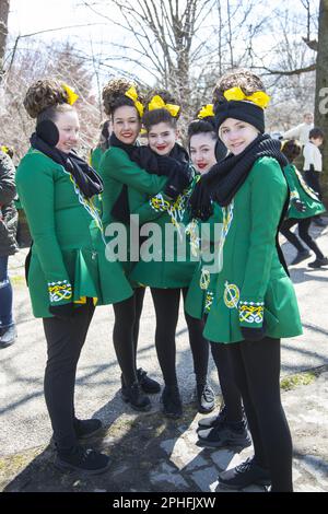 Saint Patrick's Irish Day Parade im Park Slope-Viertel in Brooklyn, New York. Mädchen von einer irischen Tanzschule warten auf den marsch und treten bei der Parade auf. Stockfoto