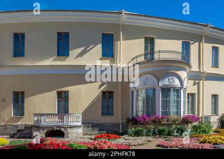 Pavlovsk, Russland-11. August 2022: Kaiserin Marias Garten, Blumenbeet, Sankt Petersburg, Russland Stockfoto