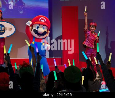 Osaka, Japan. 28. März 2023. Mario und Tänzer treten während der Veranstaltung für den Film „The Super Mario Bros Movie“ in den Universal Studios Japan in Osaka, Japan, am Dienstag, den 28. März 2023. Foto: Keizo Mori/UPI Credit: UPI/Alamy Live News Stockfoto