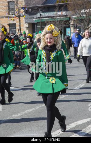 Saint Patrick's Irish Day Parade im Park Slope-Viertel in Brooklyn, New York. Junge Tänzer der Buckley School of Irish Dance treten auf der Parade auf. Stockfoto