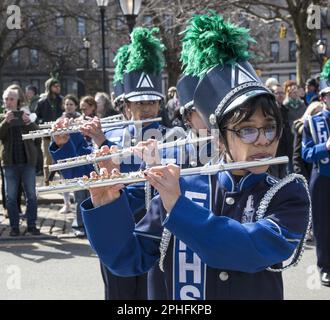 Saint Patrick's Irish Day Parade im Park Slope-Viertel in Brooklyn, New York. Die Marschkapelle der Fort Hamilton High School marschiert und tritt bei der Parade auf. Stockfoto