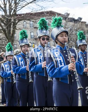 Saint Patrick's Irish Day Parade im Park Slope-Viertel in Brooklyn, New York. Die Marschkapelle der Fort Hamilton High School marschiert und tritt bei der Parade auf. Stockfoto