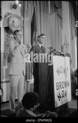 CA Gouverneur Jerry Brown kündigt seine Kandidatur für den Präsidenten der Vereinigten Staaten im National Press Club an. Brown steht hinter einem Rednerpult mit einem Schild mit der Aufschrift „Wow! Brown Now, Washington, DC, 11/8/1979. (Foto: Warren K Leffler/US News & World Report Magazine Fotosammlung Stockfoto