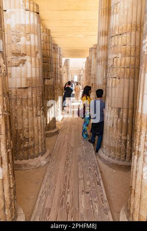 Der Kolonneneingang zur Pyramide von Djoser in der Nekropole Sakkara in Gizeh, Ägypten Stockfoto