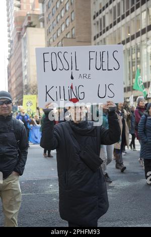 Umweltaktivisten demonstrieren und marschieren gegen die großen Banken, die weiterhin in Unternehmen für fossile Brennstoffe investieren, die den Planeten langsam auf verschiedene Weise zerstören. Stockfoto