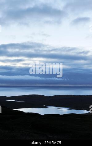 Blick auf den Westen über den Atlantischen Ozean in der Abenddämmerung von einem hohen Aussichtspunkt über Uig, Lewis, Äußere Hebriden, Schottland, August 2009 Stockfoto