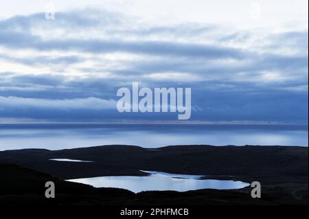 Blick auf den Westen über den Atlantischen Ozean in der Abenddämmerung von einem hohen Aussichtspunkt über Uig, Lewis, Äußere Hebriden, Schottland, August 2009 Stockfoto