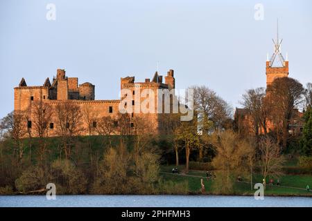 Linlithgow Palace, fotografiert im Abendlicht im Frühling von Linlithgow Loch, Midlothian, Schottland, April 2017 Stockfoto