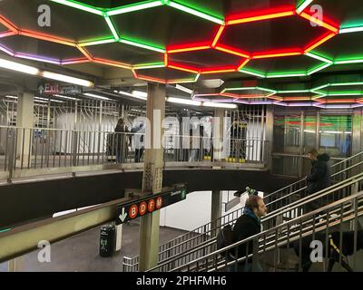 Bleeker Street und U-Bahn-Station Broadway/Lafayette Transfertreppen in Manhattan. Anstelle von langweiligen Leuchtstofflampen hat der MTA den Künstler Leo Villareal angezapft, um eine Wabenstruktur von LEDs an der Decke zu kreieren. Stockfoto