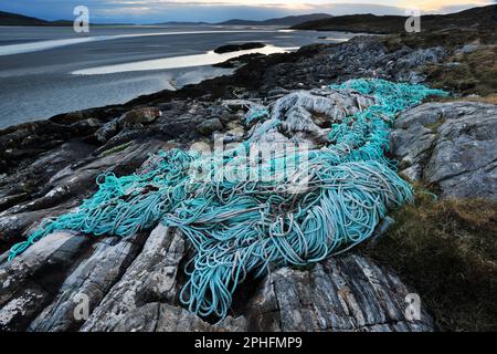 Meeresplastikverschmutzung durch weggeworfene Kunststoffseile und kommerzielle Fischernetze, die an der Küste von Luskentyre, Südwest-Harris, angespült wurden. Stockfoto