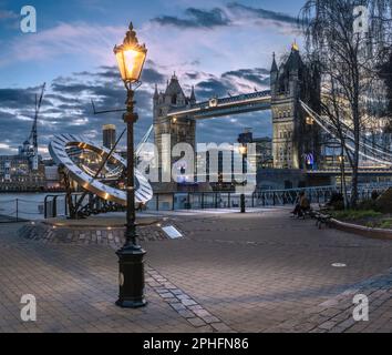 „Clock“ & Tower Bridge at Dusk – die Sonnenuhr mit dem Titel „Clock piece“, entworfen von Wendy Taylor für Strand Hotels, und die berühmte Tower Bridge, Recoi Stockfoto