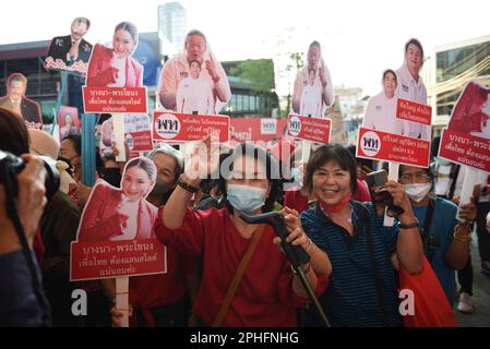 Bangkok, Thailand. 24. März 2023. (3/24/2023) Unterstützer mit einem Gesichtszeichen des Kandidaten der Pheu Thai Party für das Repräsentantenhaus während einer Wahlkampfveranstaltung im Stadium One, Banthadthong Road, Bezirk Pathum Wan. (Foto: Teera Noisakran/Pacific Press/Sipa USA) Guthaben: SIPA USA/Alamy Live News Stockfoto