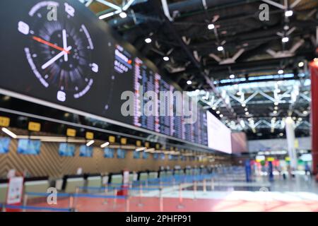 Moskau, Russland - 28. Juni 2022. Unschärfe im Innern des Flughafens Sheremetyevo Stockfoto