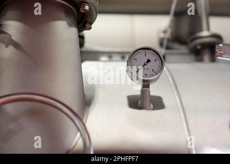 Manometer an industriellen Stahlanlagen. Selektiver Fokus. Stockfoto