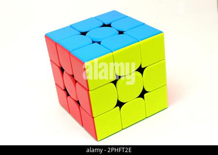 Das Spielzeug, das jeder auf der Welt kennt, nennen wir Rubiks Würfel. Stockfoto